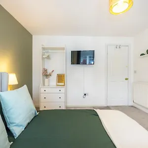 The Lake Hub Apartment