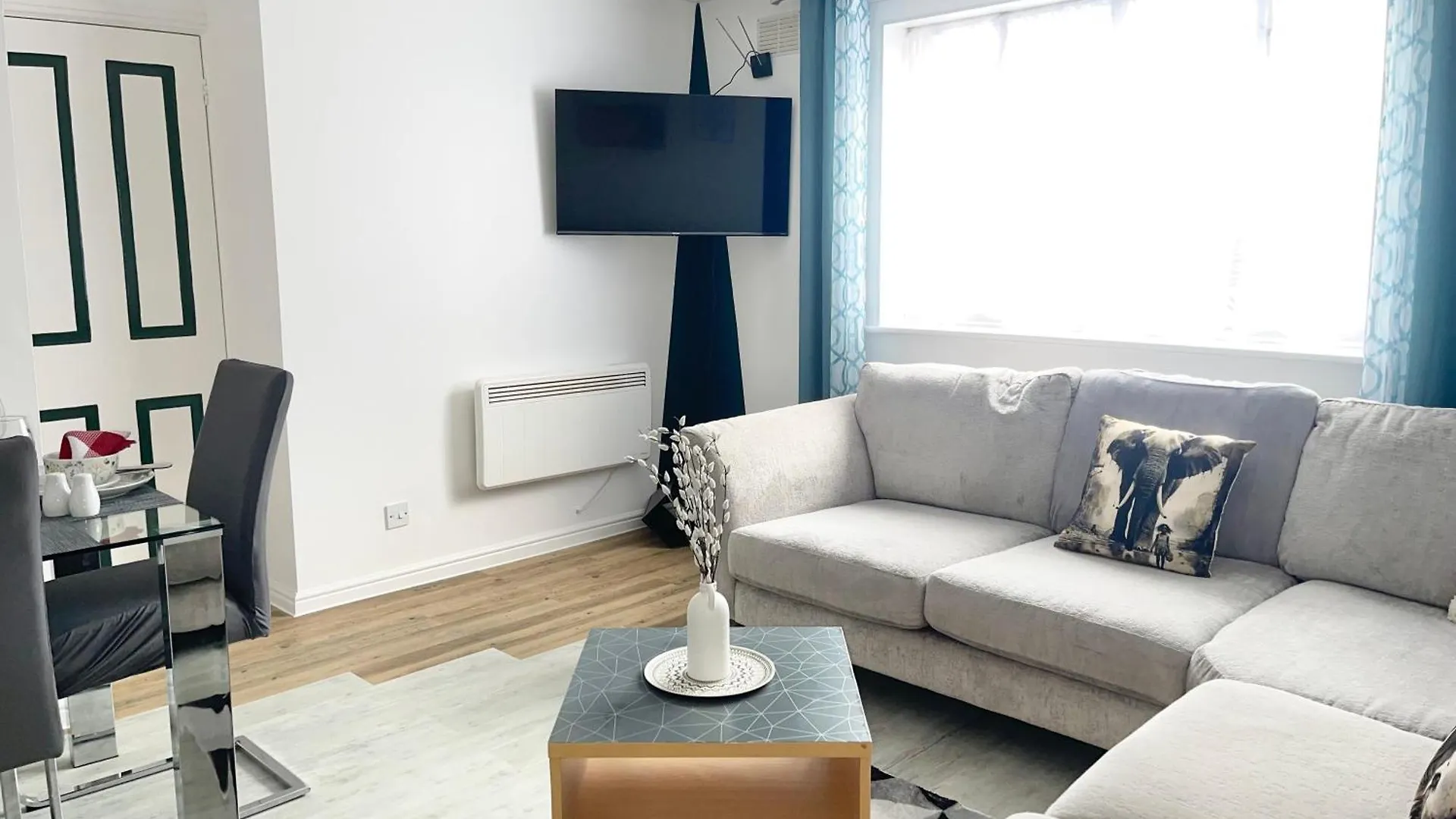 Juniper Apartment - 2 Bedroom Goodmayes 0*,  United Kingdom