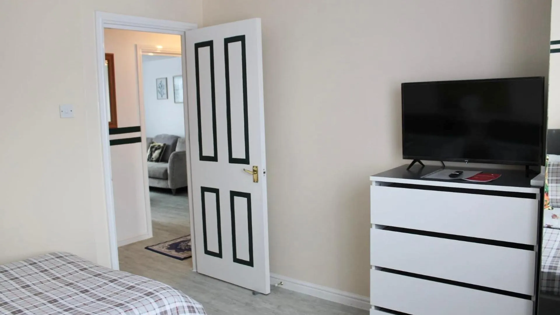 Juniper Apartment - 2 Bedroom Goodmayes 0*,  Reino Unido